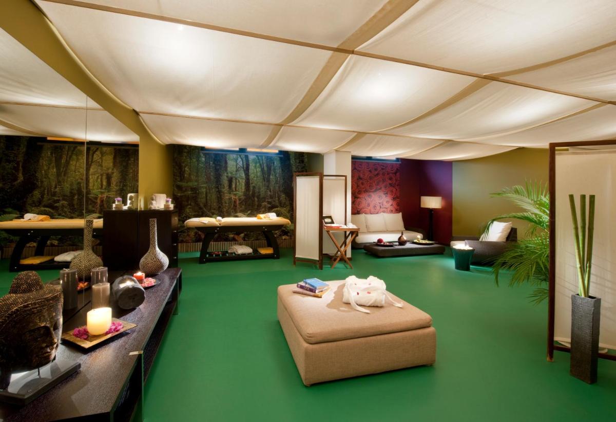 Uma cama ou camas num quarto em Madeira Panorâmico Hotel