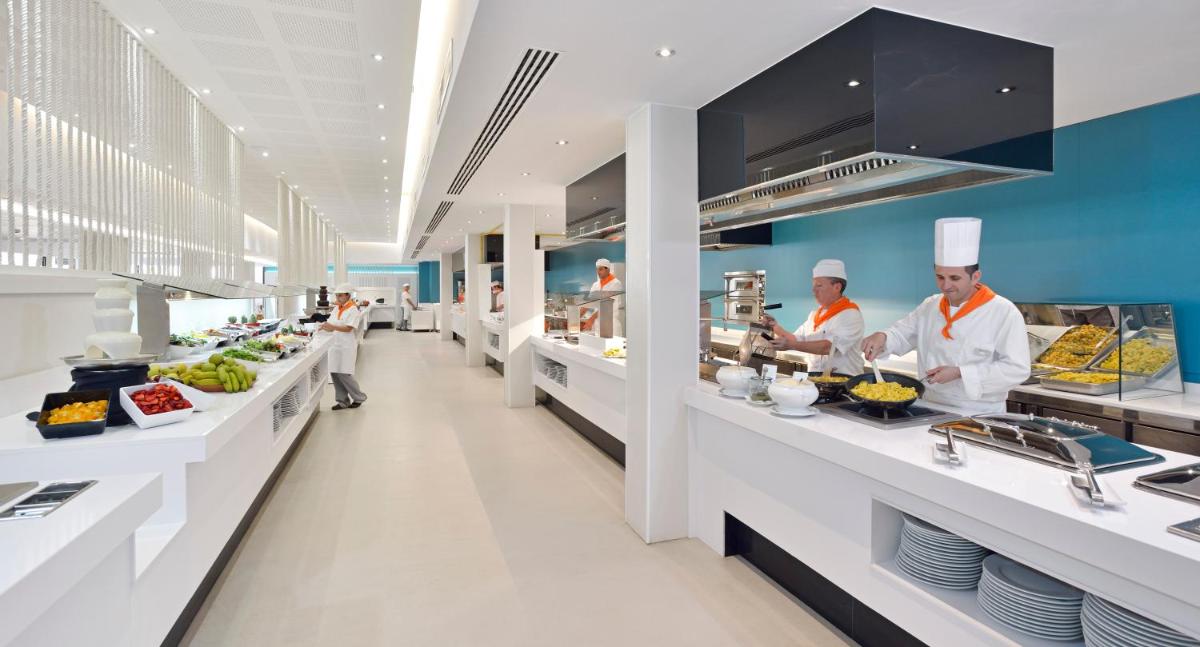 Comida en o cerca de este apartahotel