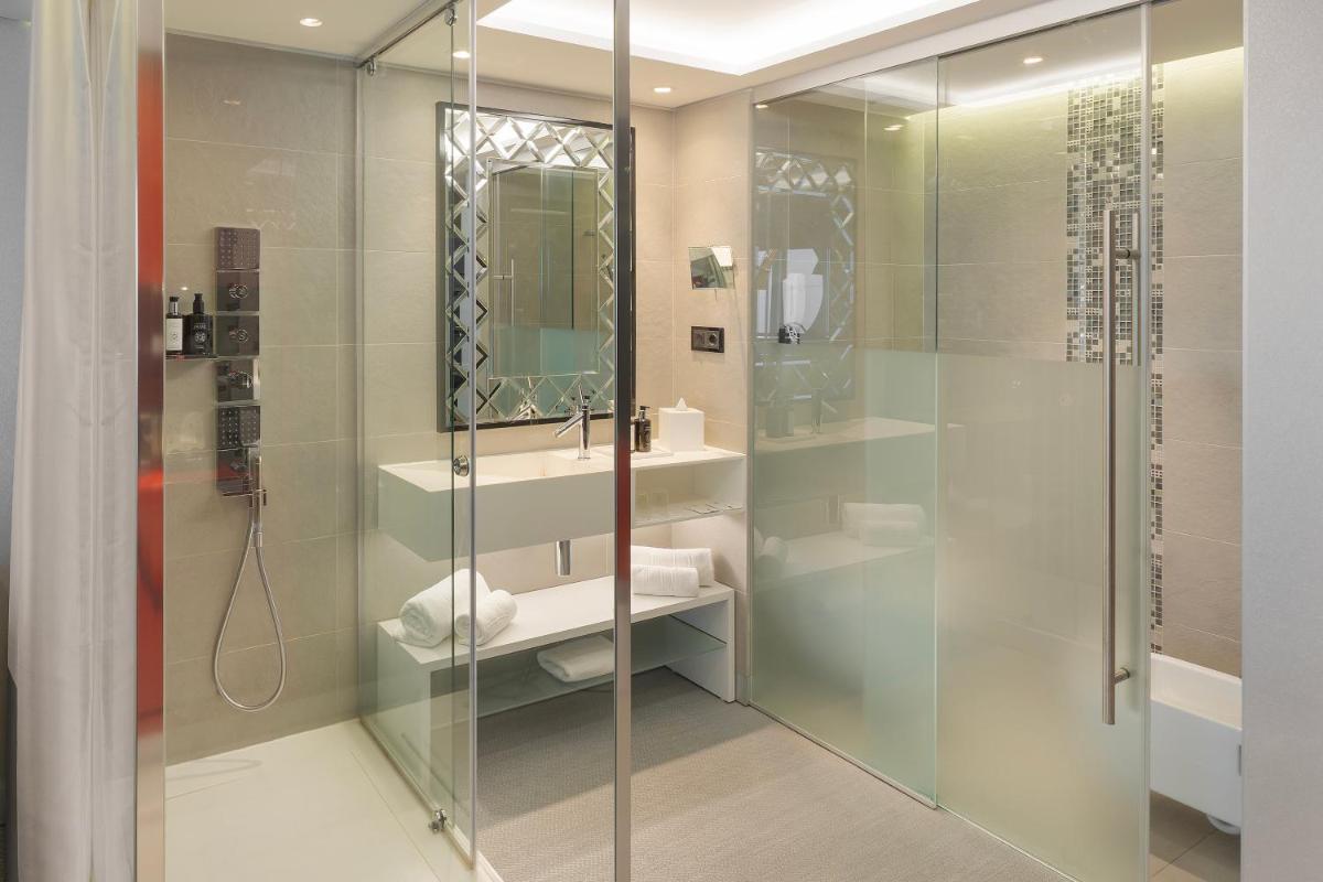 Uma casa de banho em MYRIAD by SANA Hotels
