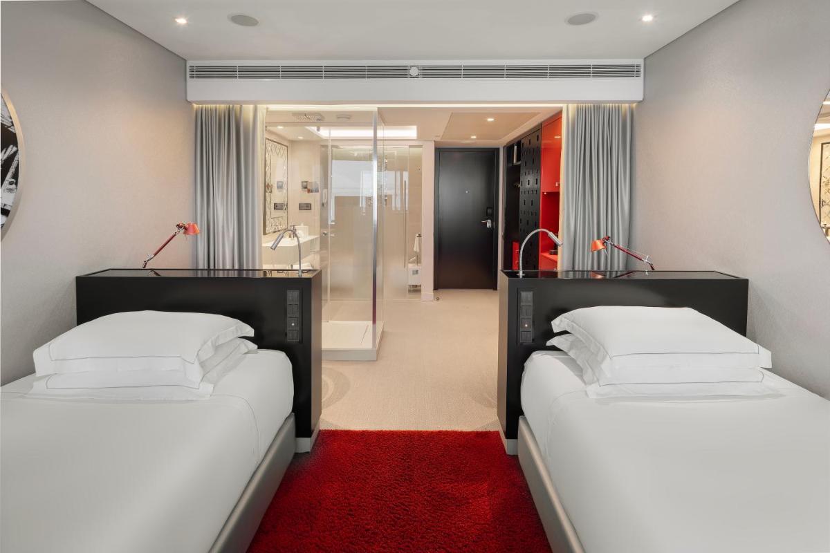 Uma cama ou camas num quarto em MYRIAD by SANA Hotels