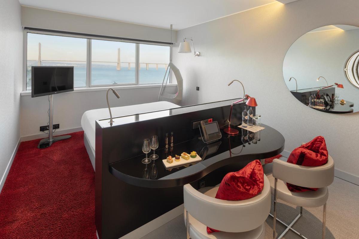 Uma televisão e/ou sistema de entretenimento em MYRIAD by SANA Hotels