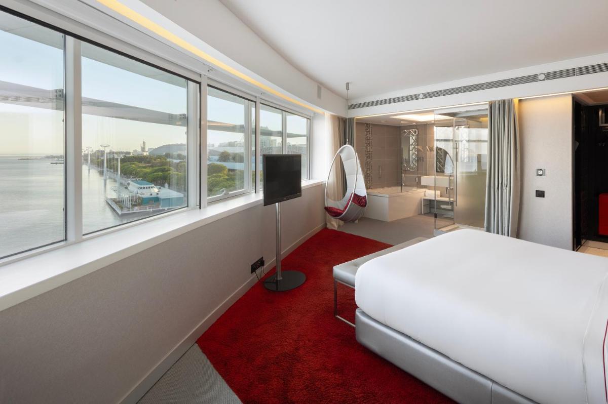 Uma cama ou camas num quarto em MYRIAD by SANA Hotels