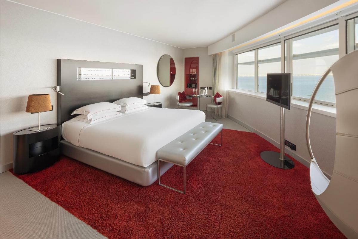 Uma cama ou camas num quarto em MYRIAD by SANA Hotels