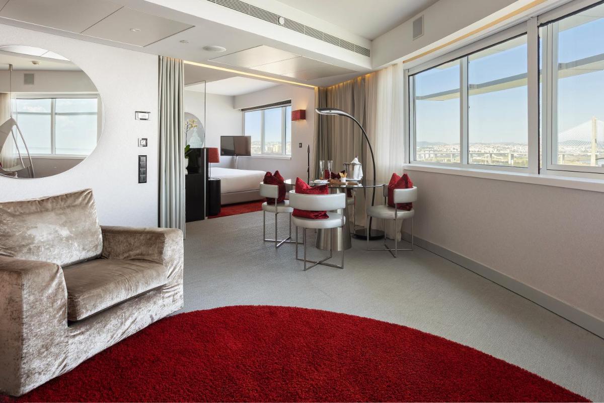 Uma área de estar em MYRIAD by SANA Hotels
