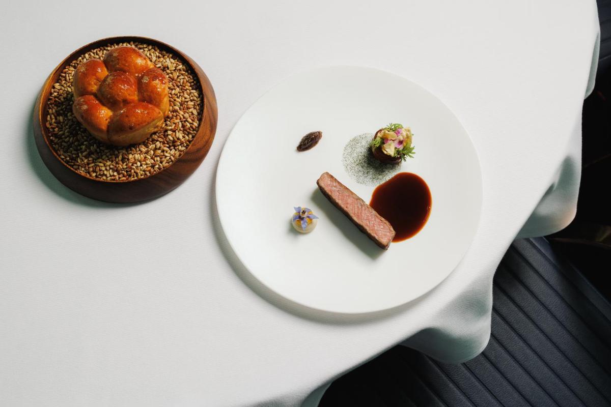 um prato branco com comida sobre uma mesa em MYRIAD by SANA Hotels em Lisboa