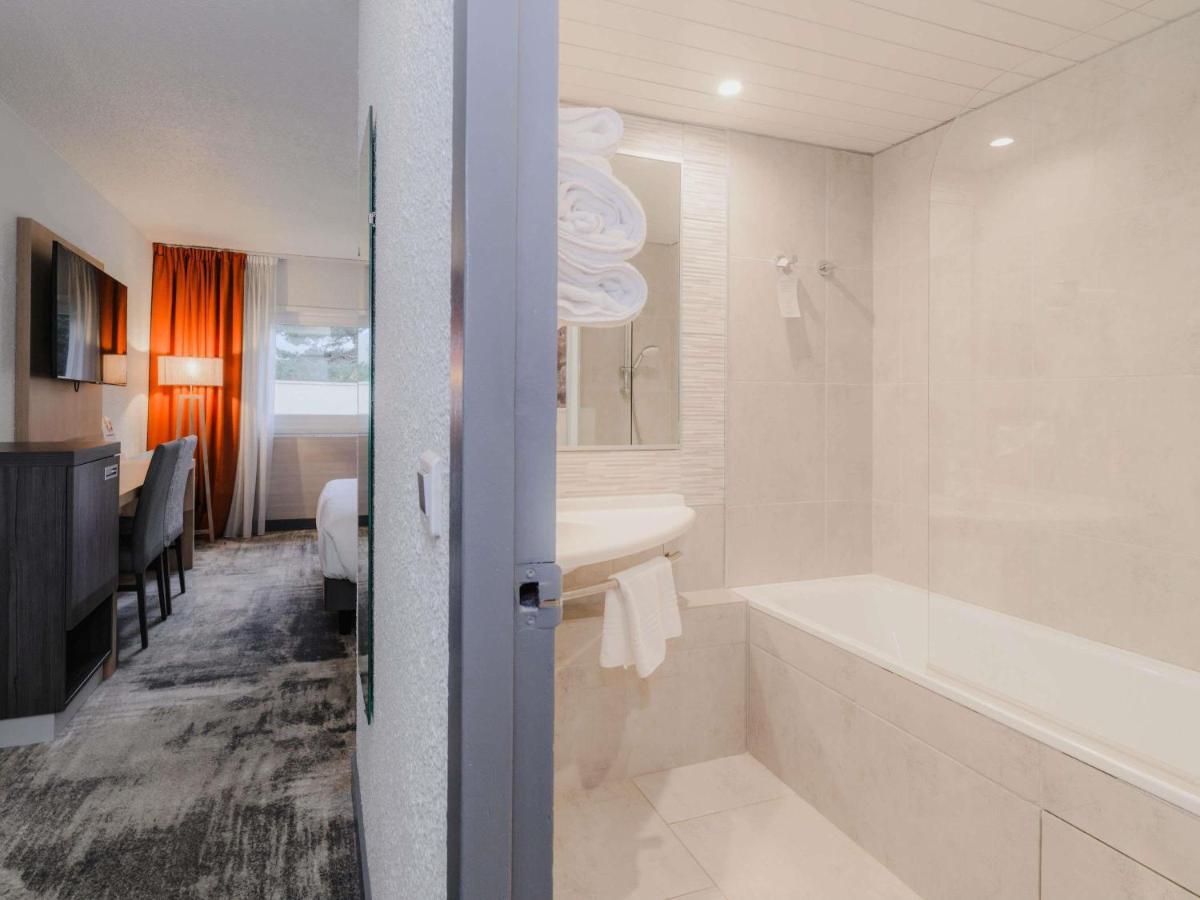 Salle de bains dans l'établissement Mercure Annecy Sud