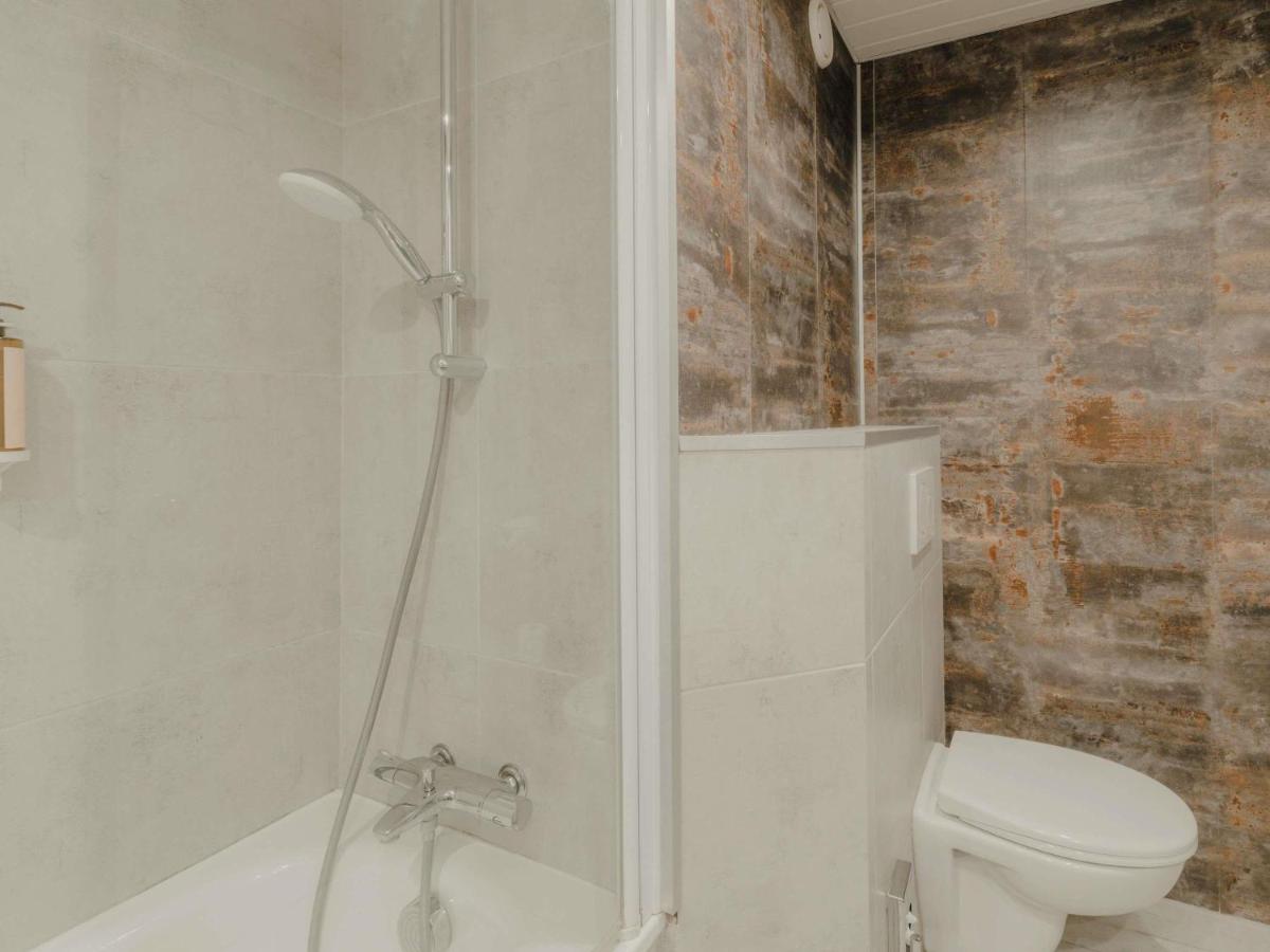 Salle de bains dans l'établissement Mercure Annecy Sud