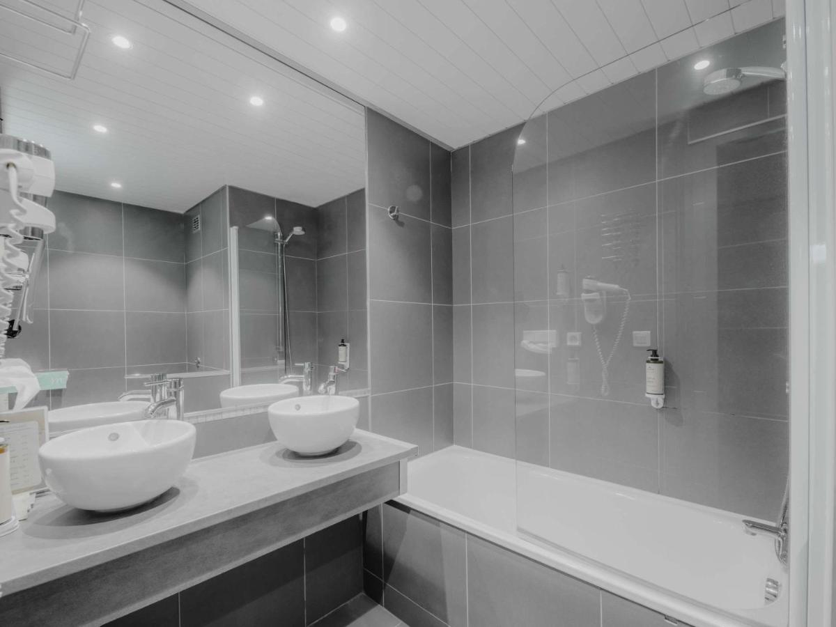 Salle de bains dans l'établissement Mercure Annecy Sud