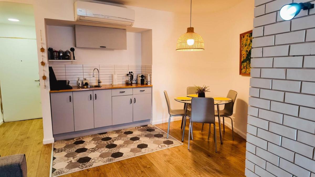 Stylish Apartment with a Patio close to the beach - Hizvo