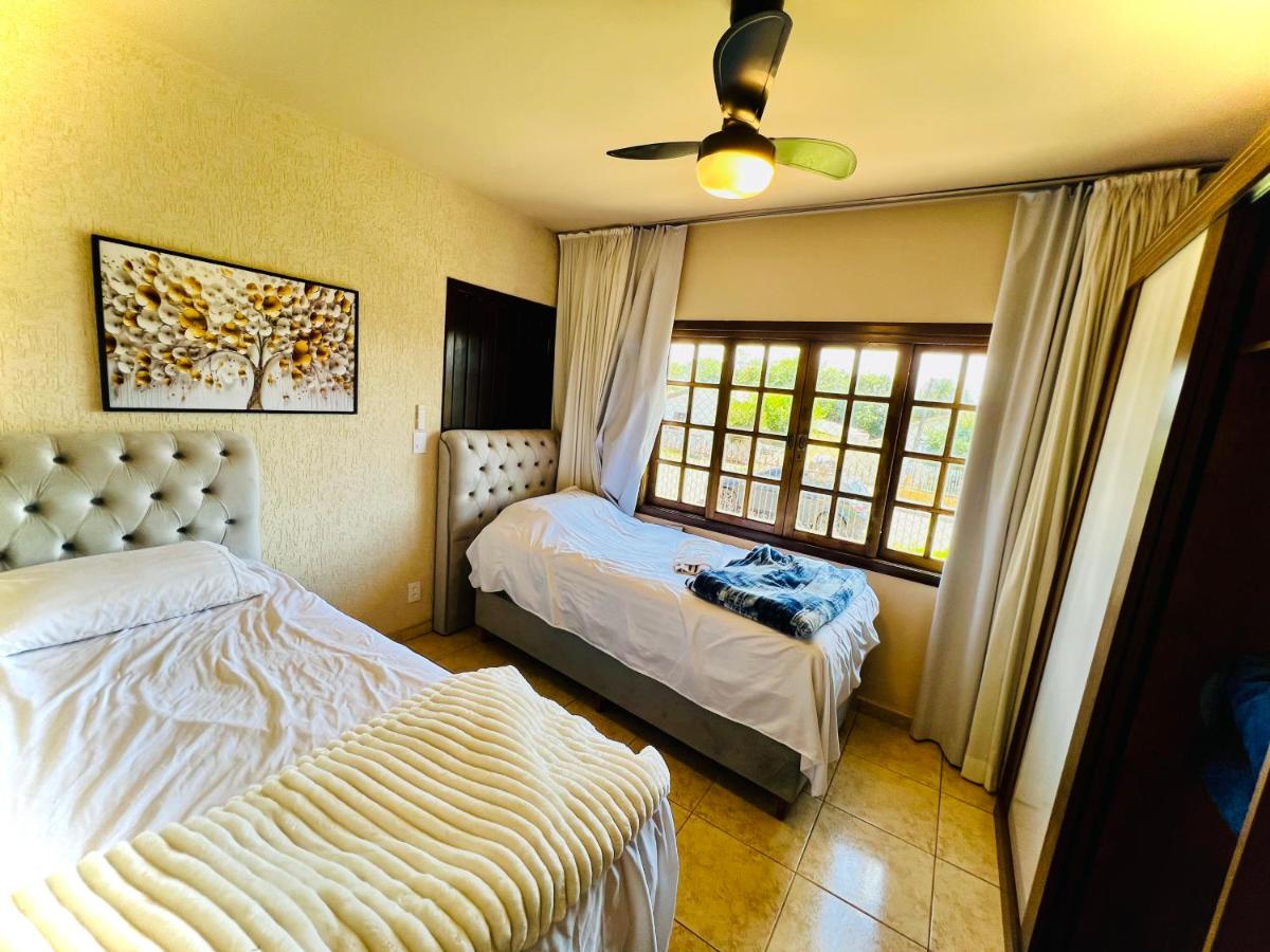 Casa Vintage 5 Quartos, Gramado frente e fundos , Roupas de cama completo , 4 Garagens, 9 camas - Housity