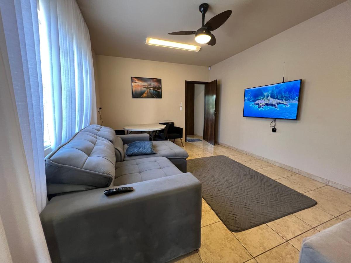 Casa Vintage 5 Quartos, Gramado frente e fundos , Roupas de cama completo , 4 Garagens, 9 camas - Housity