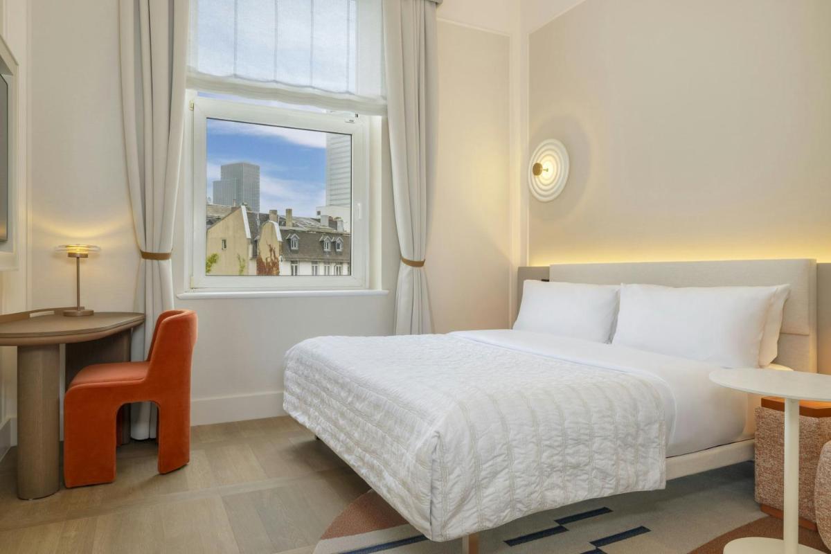 Ein Bett oder Betten in einem Zimmer der Unterkunft Le Méridien Frankfurt