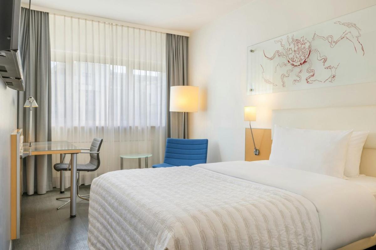 Ein Bett oder Betten in einem Zimmer der Unterkunft Le Méridien Frankfurt
