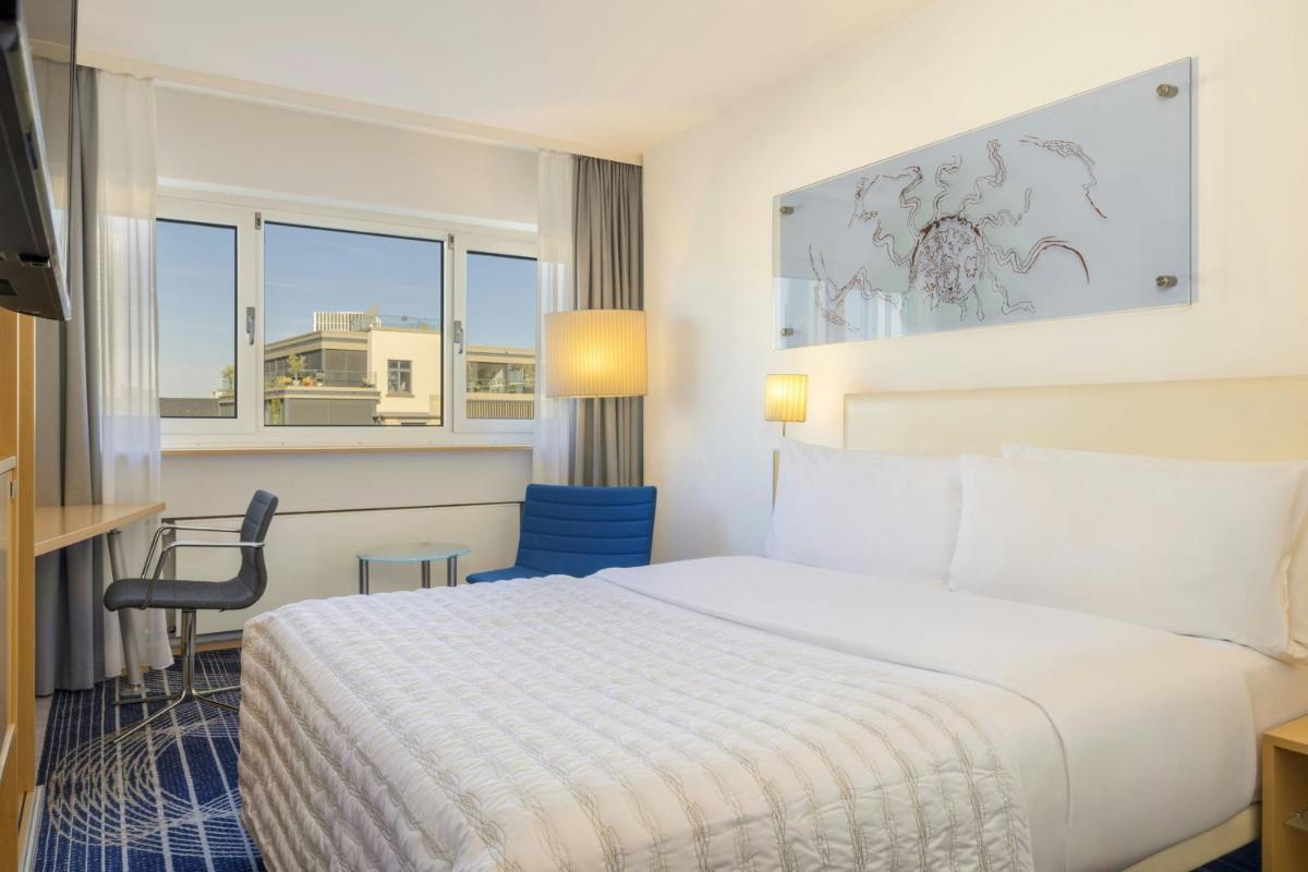 Ein Bett oder Betten in einem Zimmer der Unterkunft Le Méridien Frankfurt