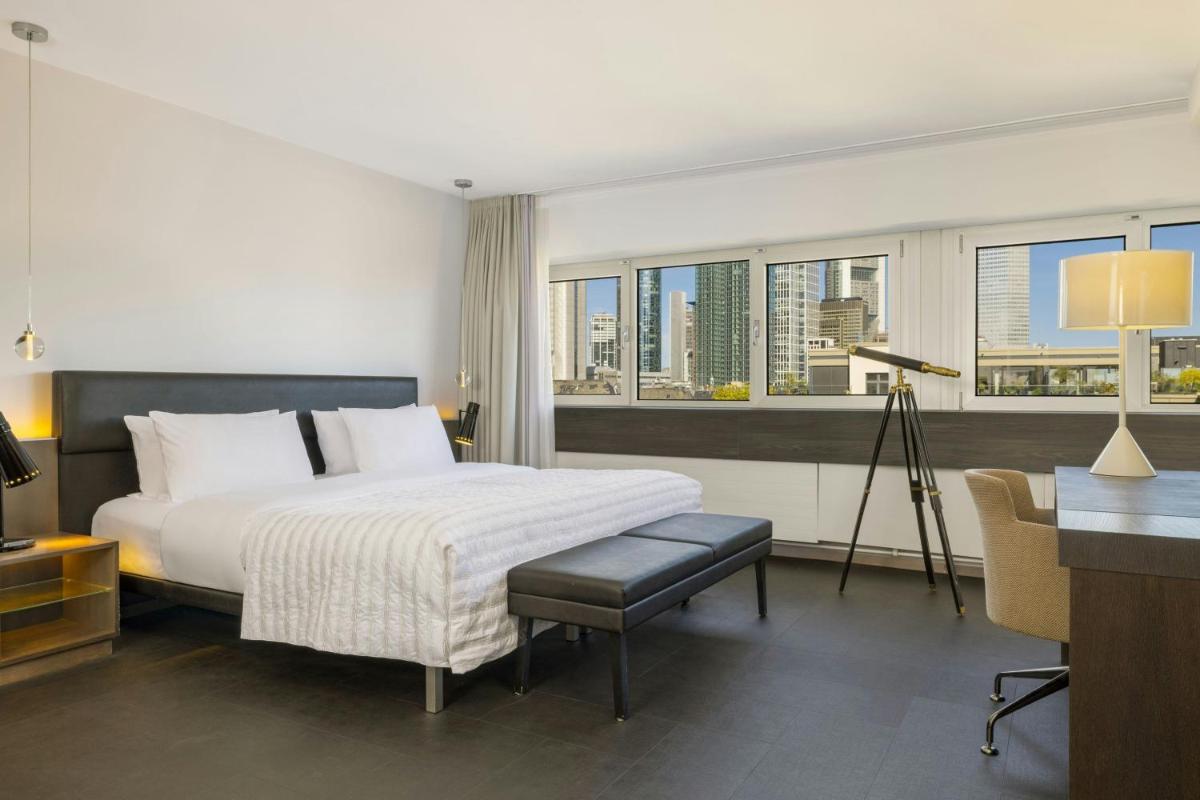Ein Bett oder Betten in einem Zimmer der Unterkunft Le Méridien Frankfurt