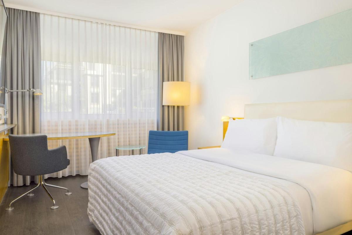 Ein Bett oder Betten in einem Zimmer der Unterkunft Le Méridien Frankfurt