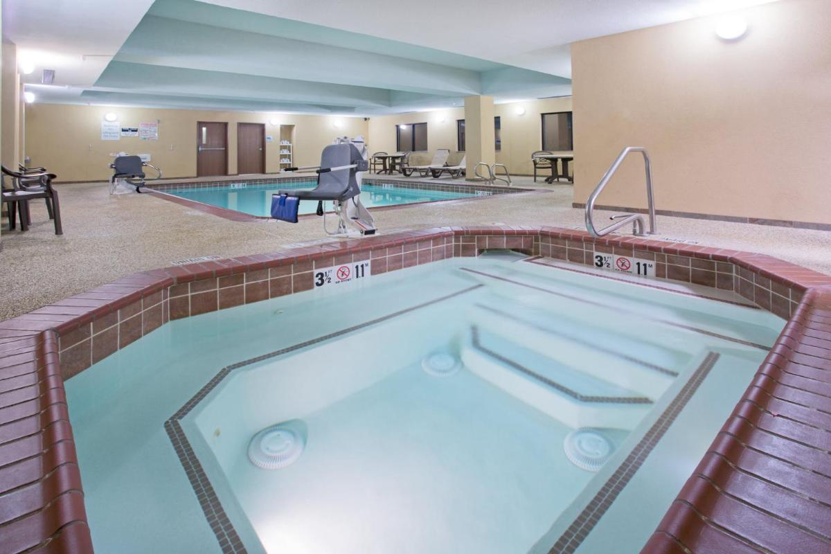 Holiday Inn Express Hotel & Suites Las Vegas NM by IHG - Housity