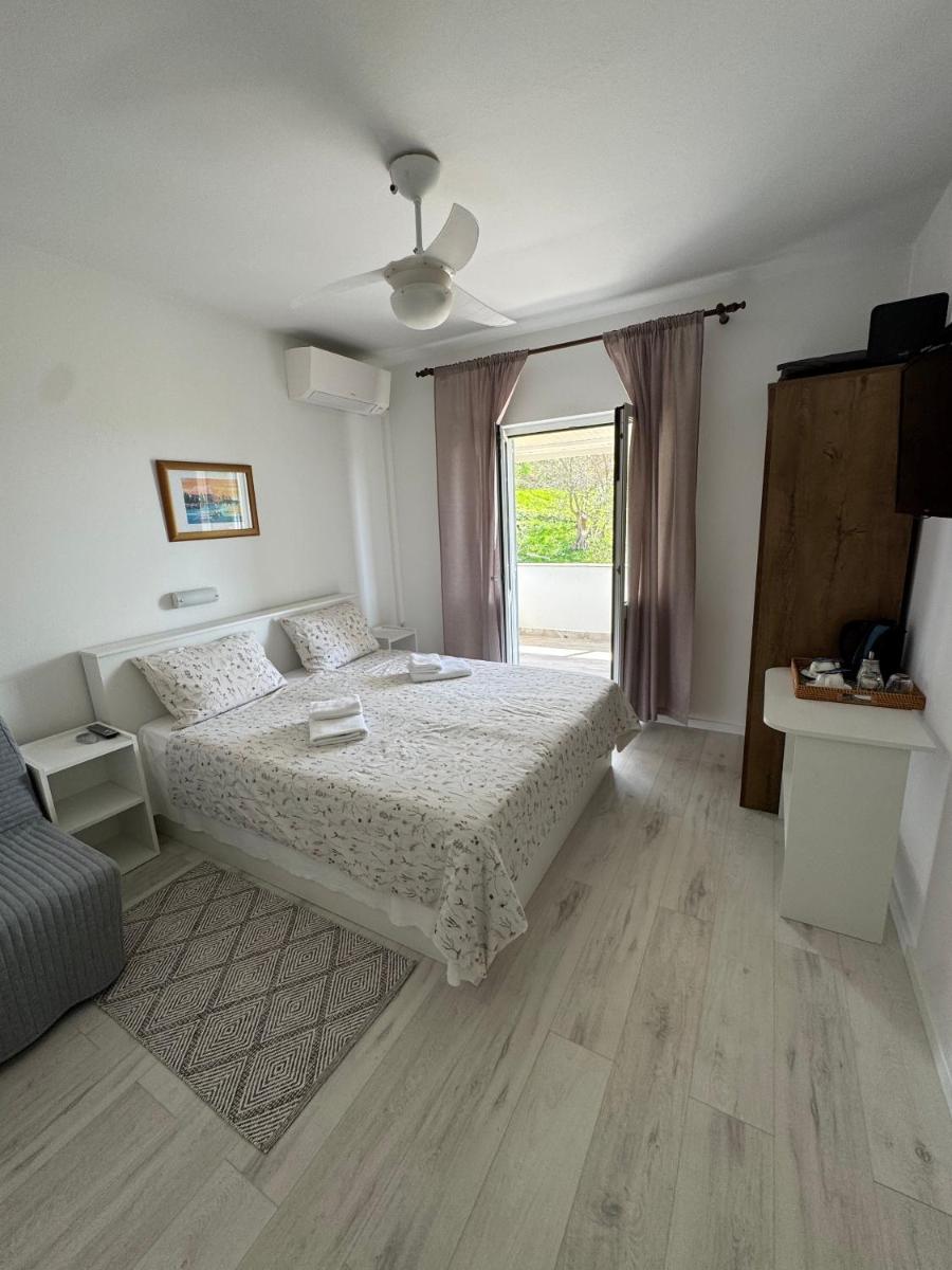 Rooms by the sea Rab - 18786 - Housity