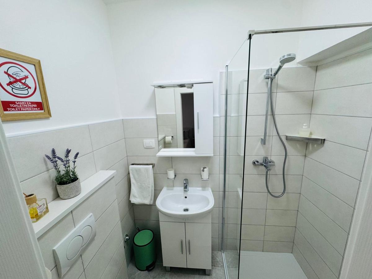 Rooms by the sea Rab - 18786 - Housity