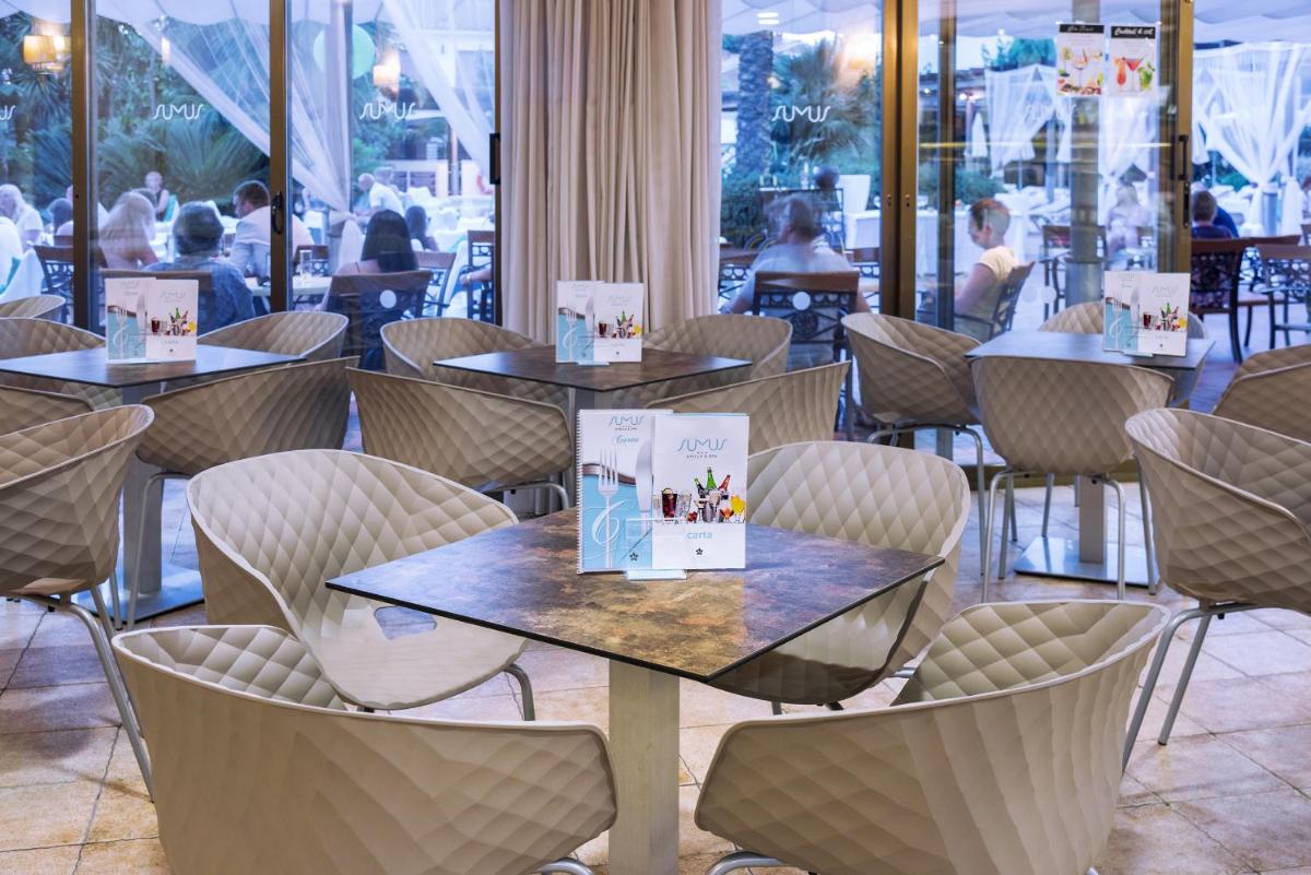 Un restaurante o sitio para comer en Sumus Hotel Stella and Spa 4S Adults Recommended