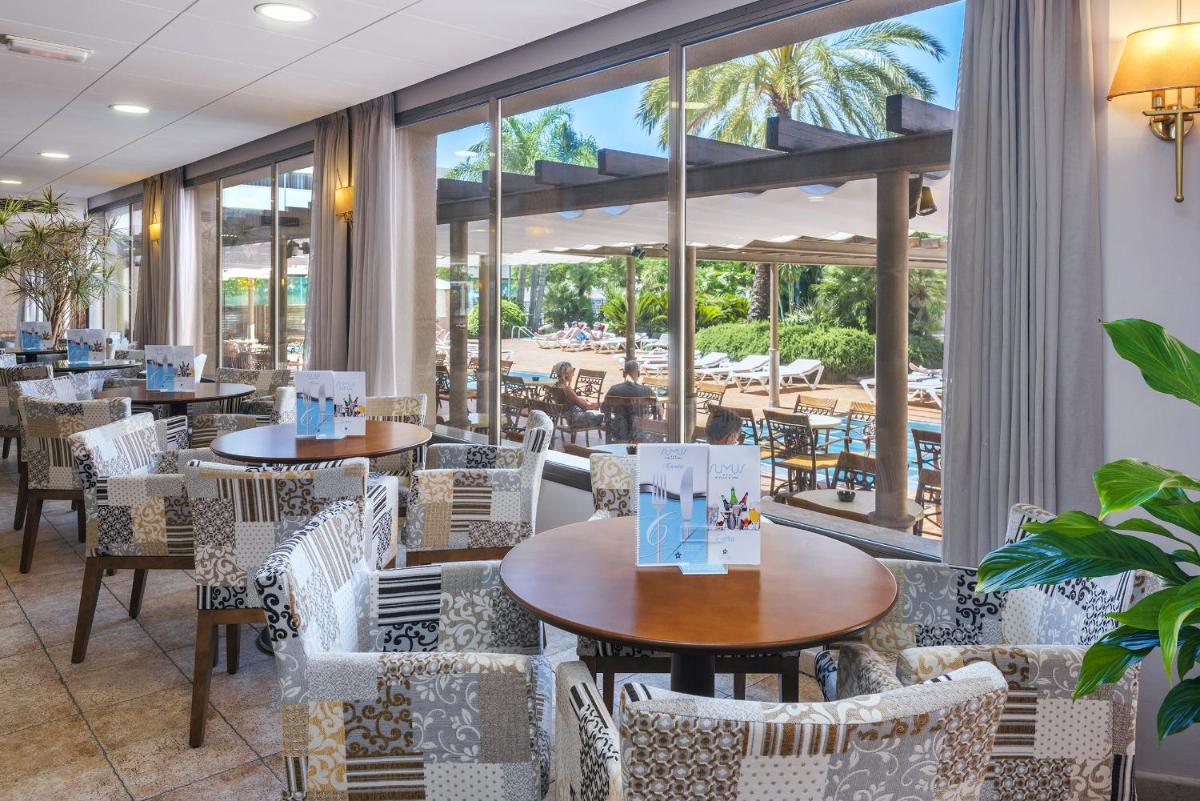 Un restaurante o sitio para comer en Sumus Hotel Stella and Spa 4S Adults Recommended