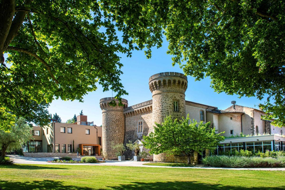 une image d'un château avec des tourelles dans l'établissement Château De Massillan, à Uchaux