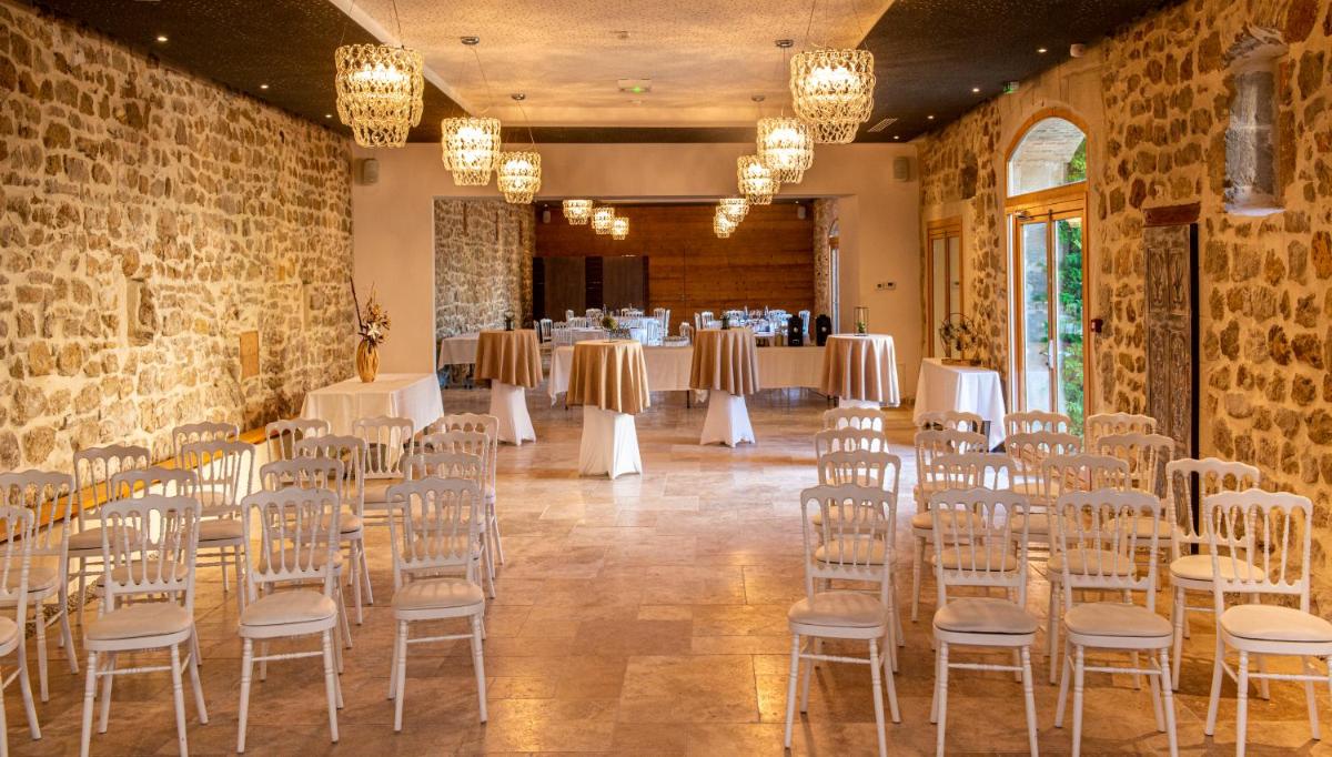 une pièce avec plein de chaises et de tables dans l'établissement Château De Massillan, à Uchaux 89 autres photos