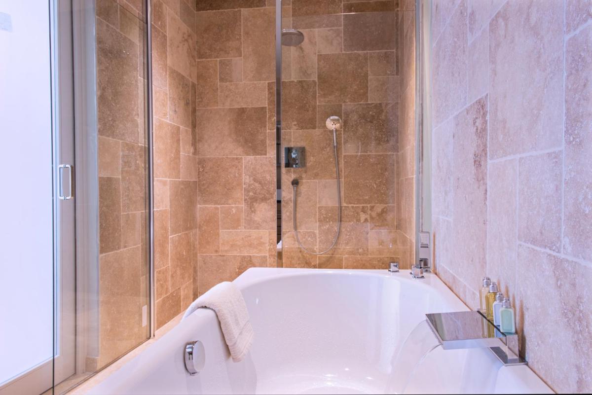 Salle de bains dans l'établissement Château De Massillan