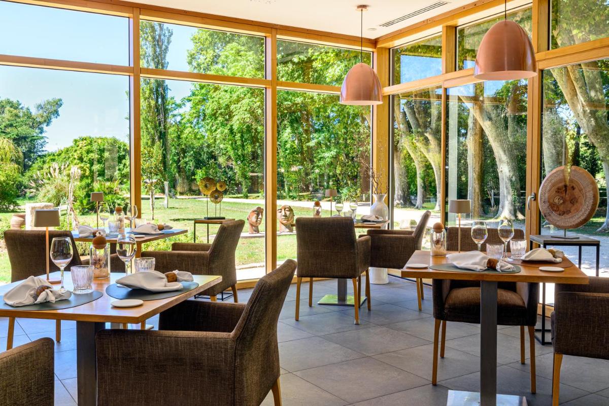 Restaurant ou autre lieu de restauration dans l'établissement Château De Massillan