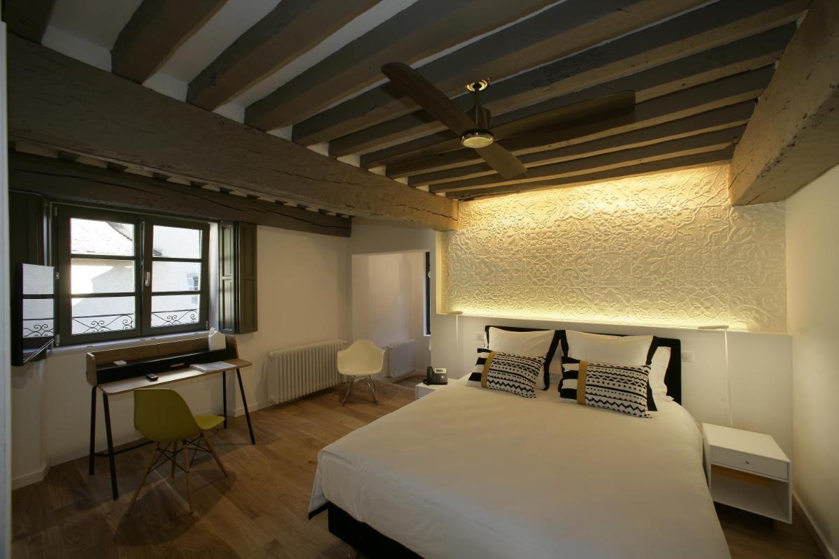 Un ou plusieurs lits dans un hébergement de l'établissement Les Maisons du Pont - Charme & Caractère