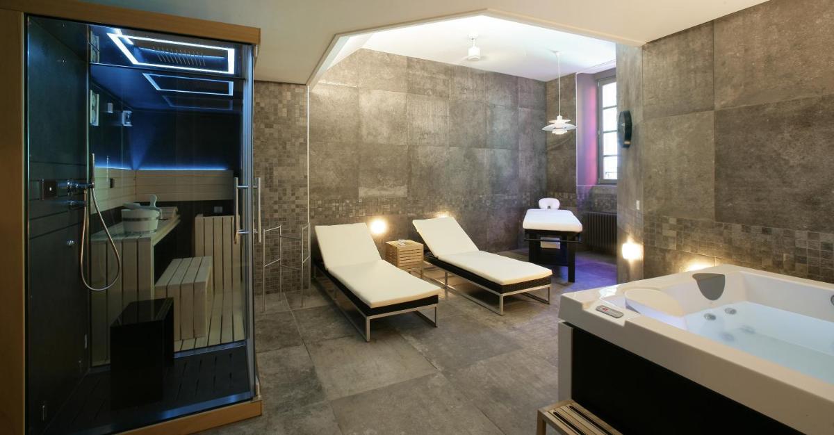 une salle de bain avec une douche, une baignoire et un lavabo dans l'établissement Les Maisons du Pont - Charme & Caractère, à Aubusson