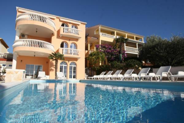 Utković Beachfront Apartments - Housity