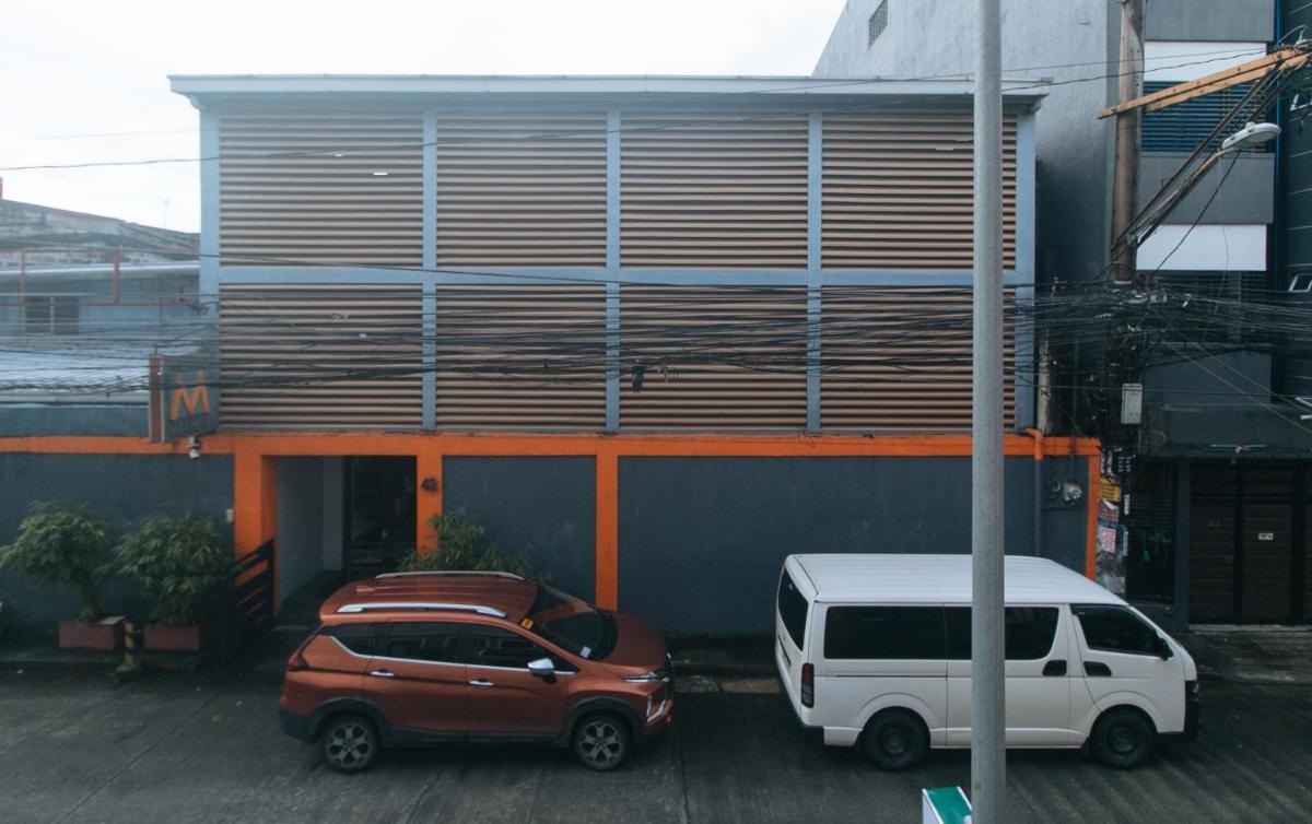 Super OYO 841 Metro Deluxe Residences - Housity
