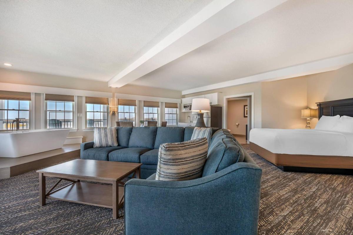 Comfort Suites Chincoteague Island Bayfront Resort - Housity