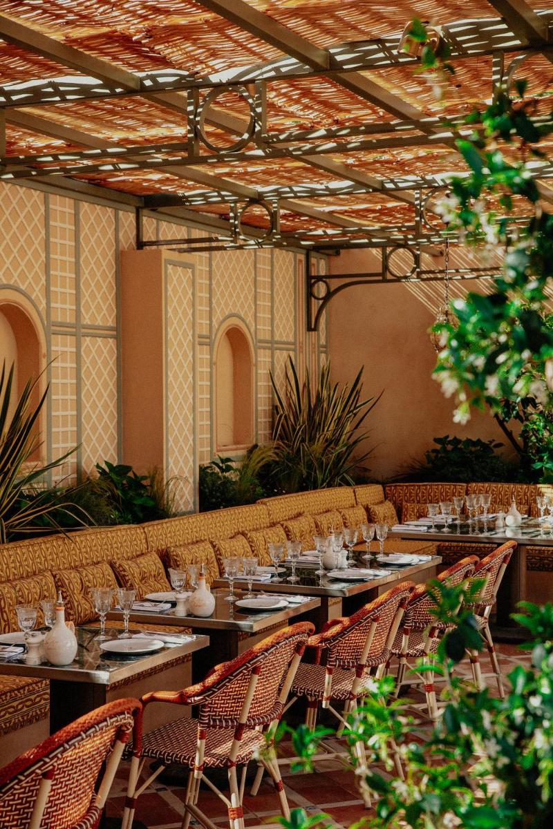 une salle à manger avec des tables et des chaises dans un bâtiment dans l'établissement Le Mas Candille, à Mougins