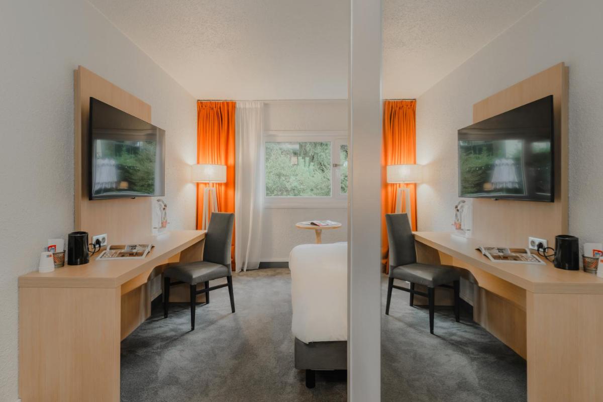 Télévision ou salle de divertissement dans l'établissement Mercure Annecy Sud