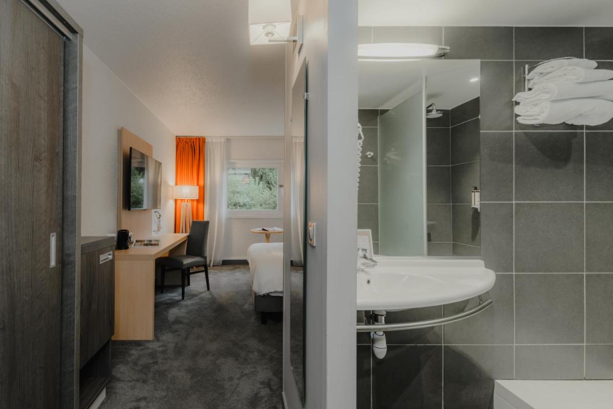 Salle de bains dans l'établissement Mercure Annecy Sud