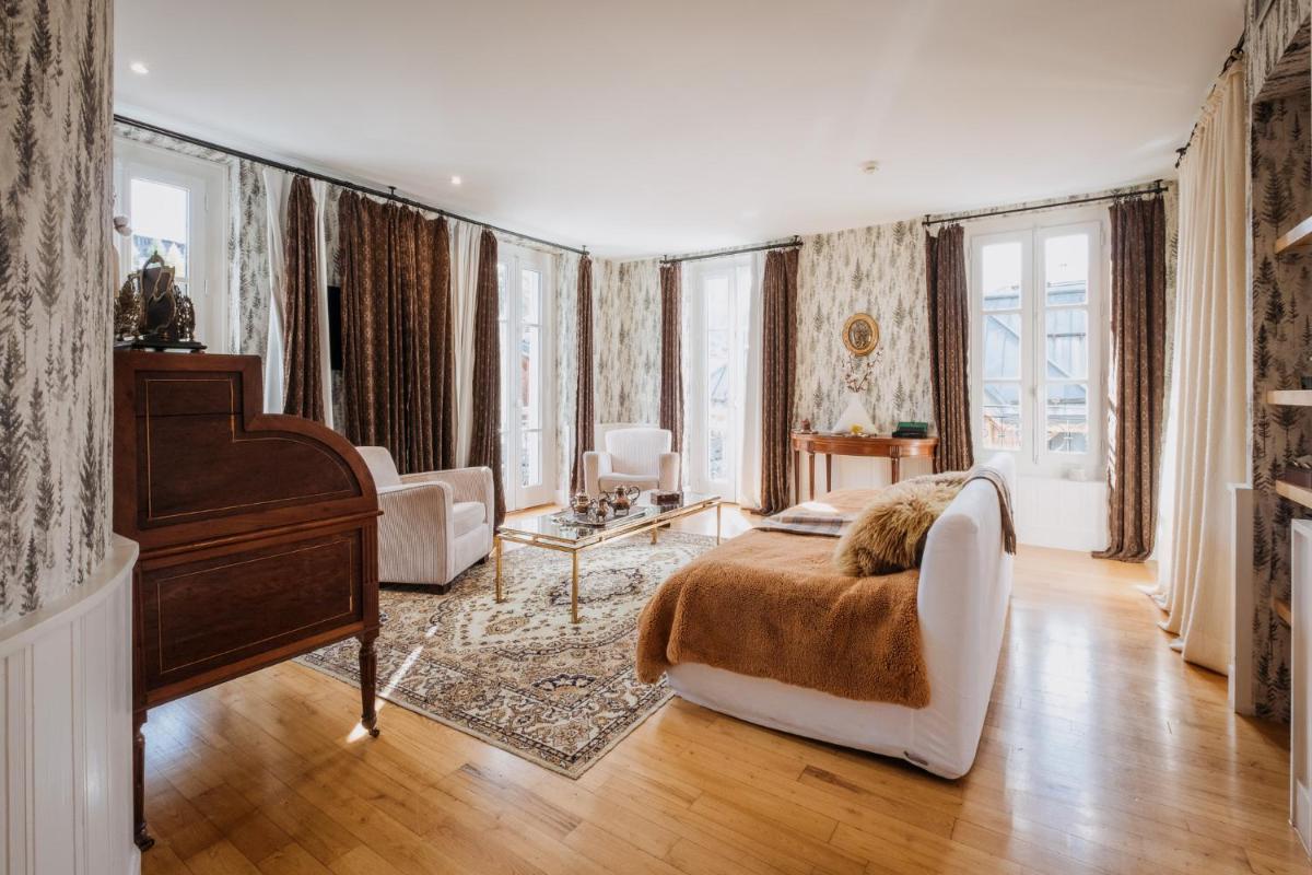 une chambre avec un lit et un piano dans l'établissement Grand Hotel Soleil d'Or, à Megève