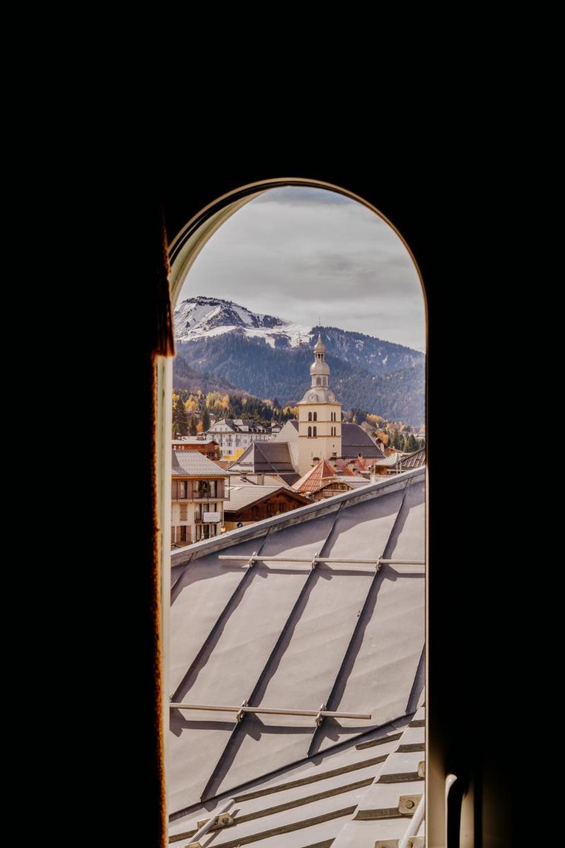 une vue d'une ville depuis la fenêtre d'un bâtiment dans l'établissement Grand Hotel Soleil d'Or, à Megève