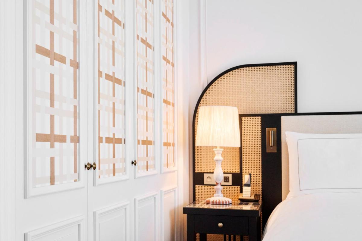 Un ou plusieurs lits dans un hébergement de l'établissement Carlton Cannes, a Regent Hotel