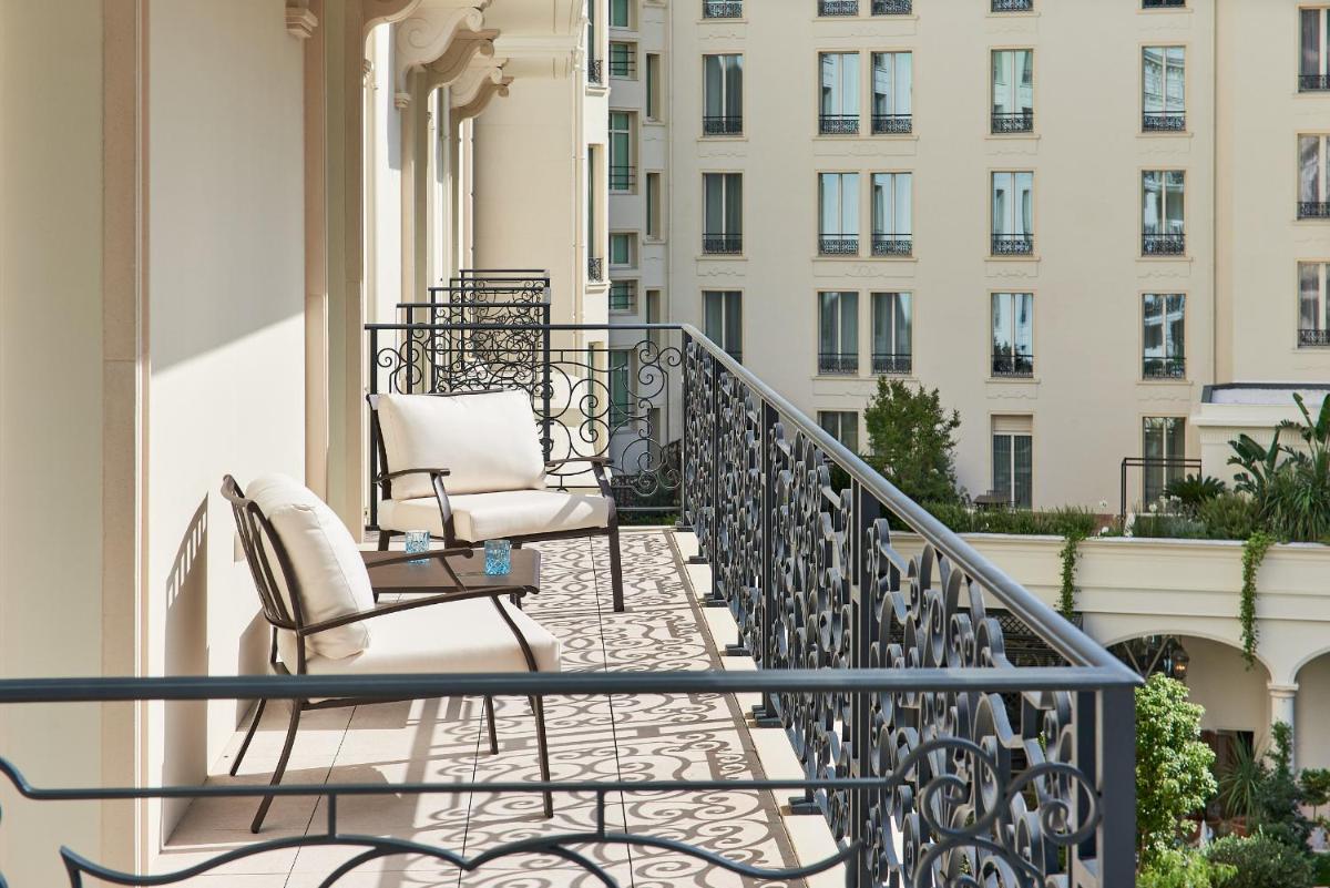 Balcon ou terrasse dans l'établissement Carlton Cannes, a Regent Hotel