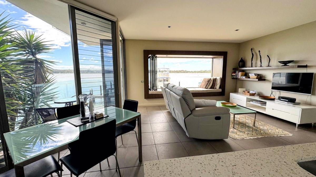 A Window on the Bay - Housity