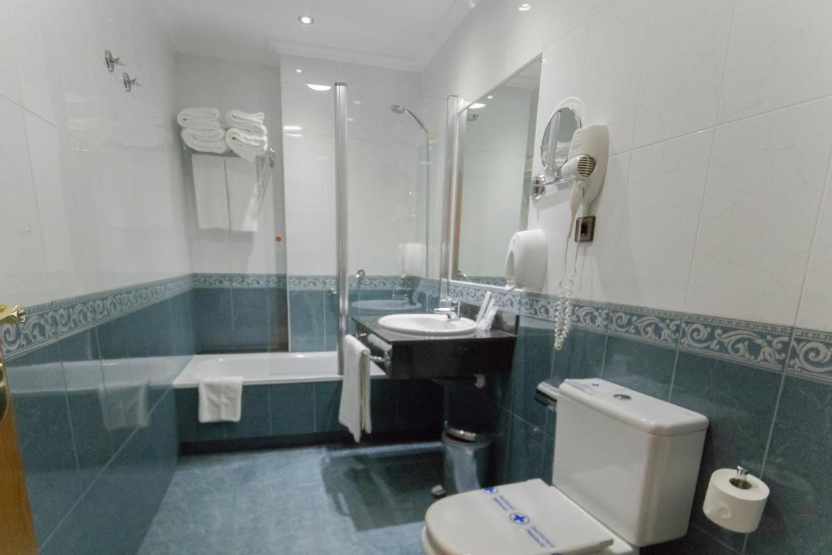 Un baño de Hotel Spa Nanin Playa