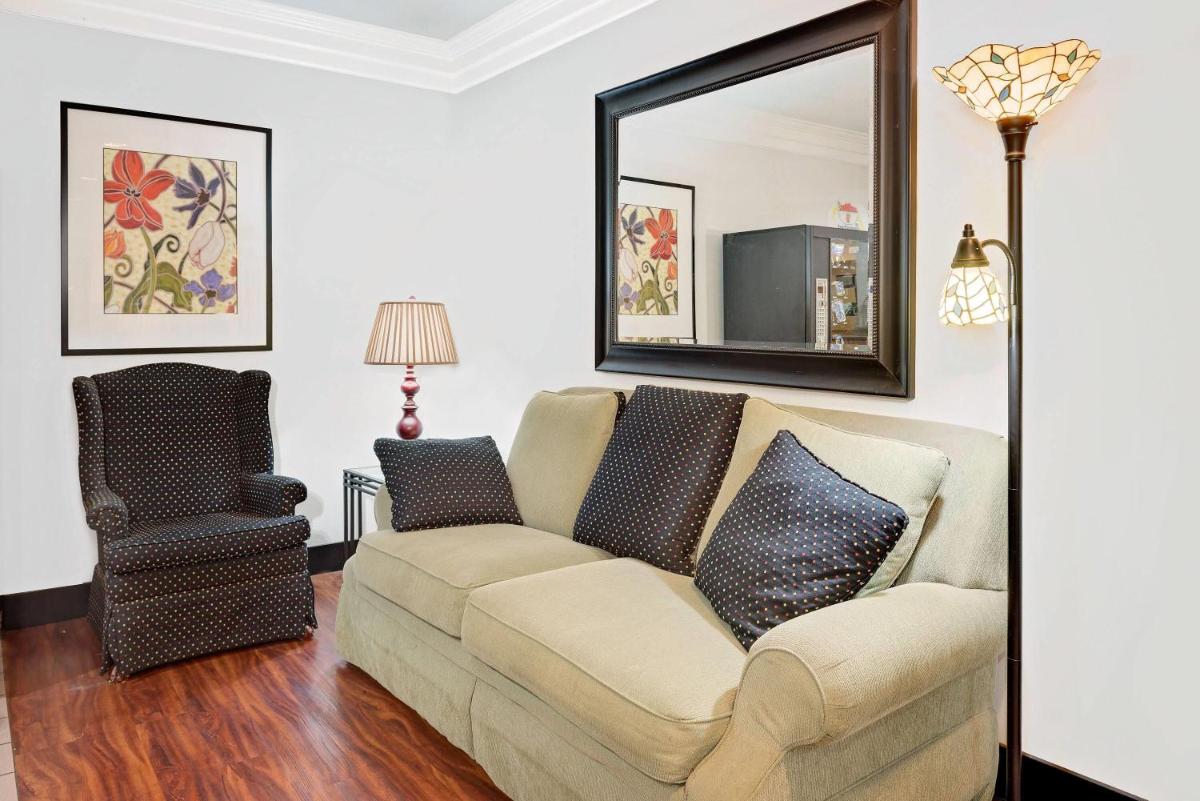 Super 8 by Wyndham Metropolis - Housity