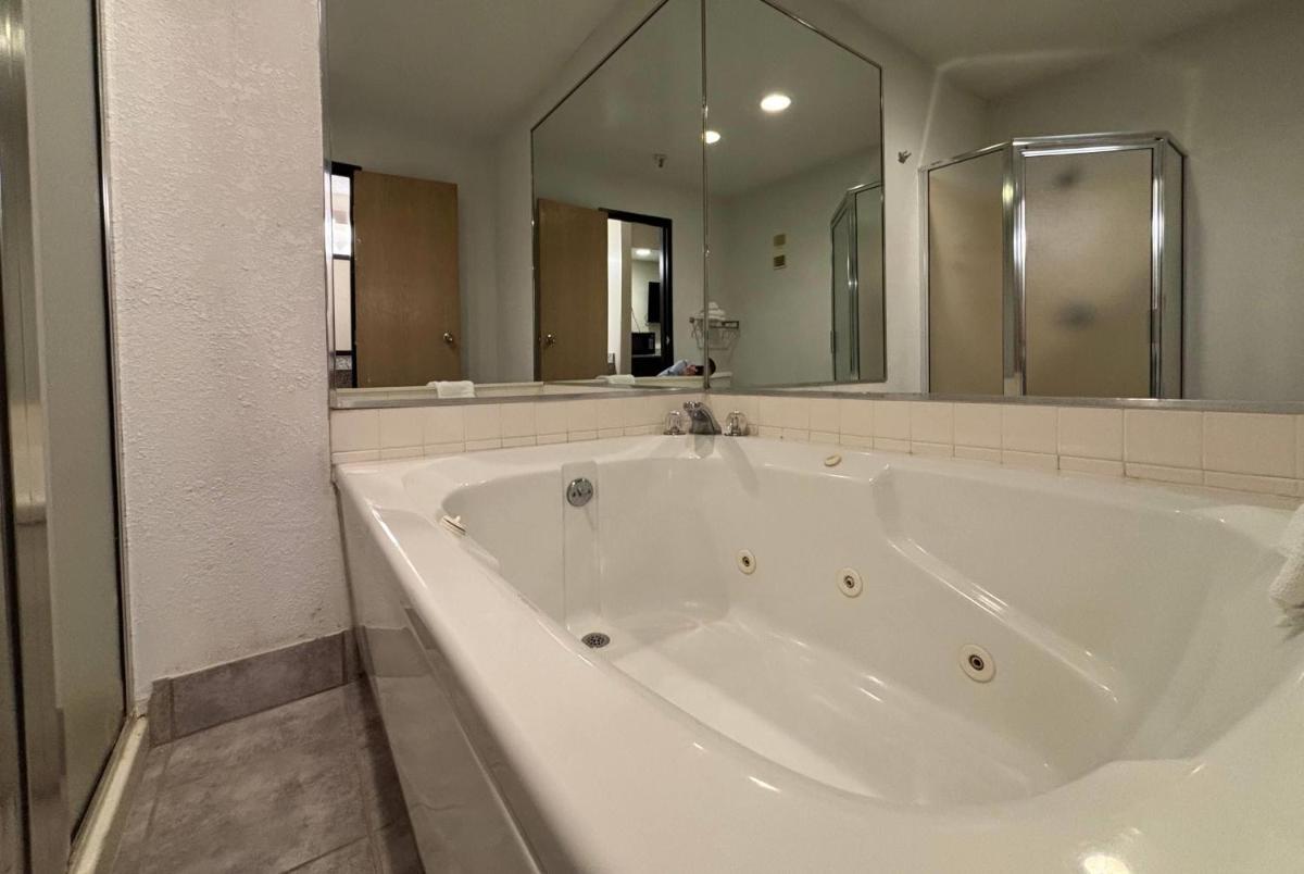 Super 8 by Wyndham Metropolis - Housity