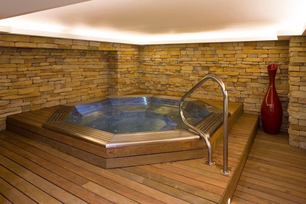 Photo de la galerie de l'établissement Hotel Du Commerce Spa, à Saint-Gaudens