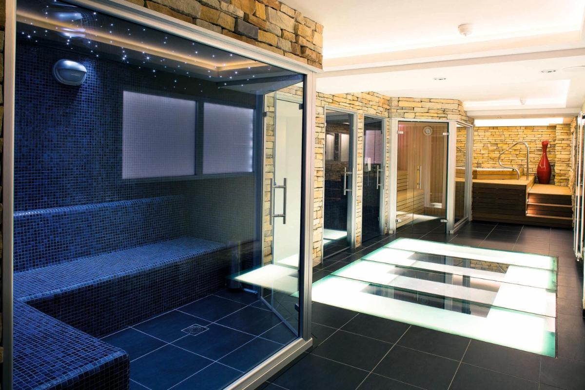 Salle de bains dans l'établissement Hotel Du Commerce Spa