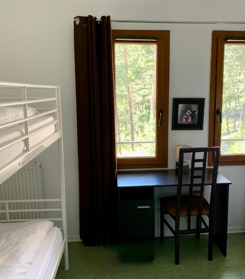 une chambre avec un bureau, un lit et une chaise dans l'établissement Adrechas Mercantour, à La Colmiane