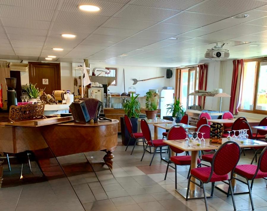 Restaurant ou autre lieu de restauration dans l'établissement Adrechas Mercantour
