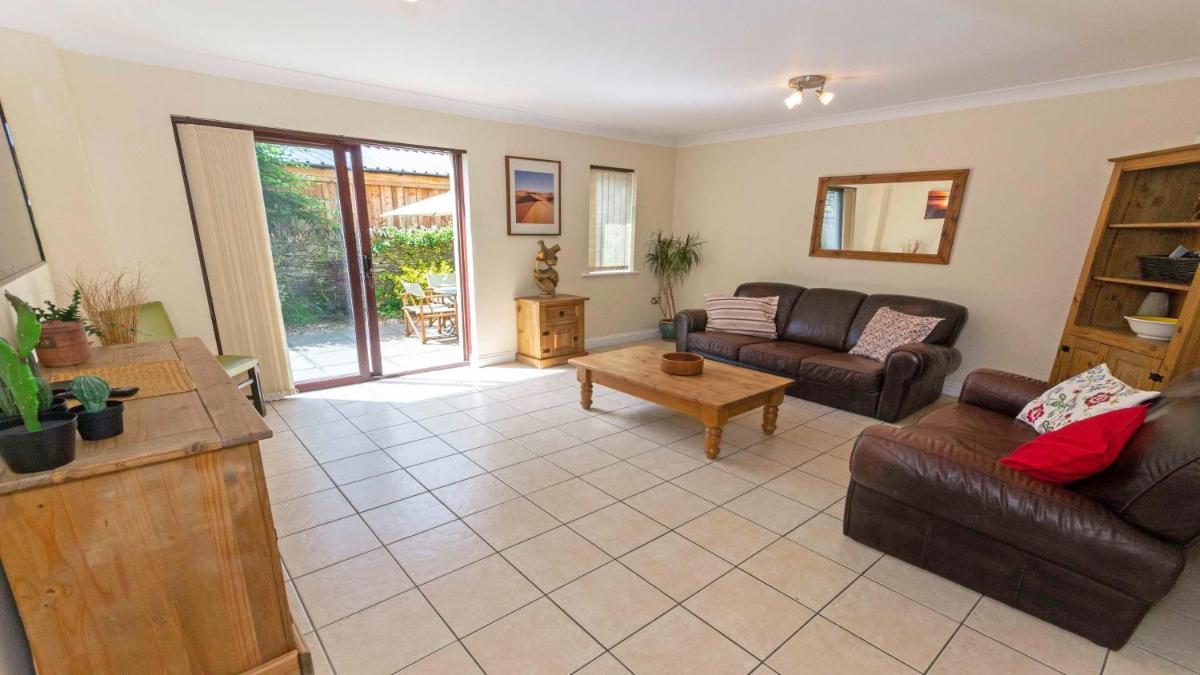 Oyster Cottage Braunton | Sleeps 6 | Dog Friendly - Housity